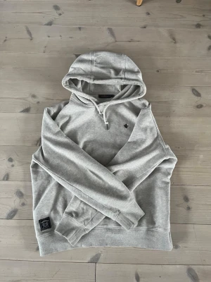 Beige Morris hoodie  - Beige morris hoodie i storlek S. Jätte fint skick och jätte skön. Inga fel med den, skriv om ni har frågor!