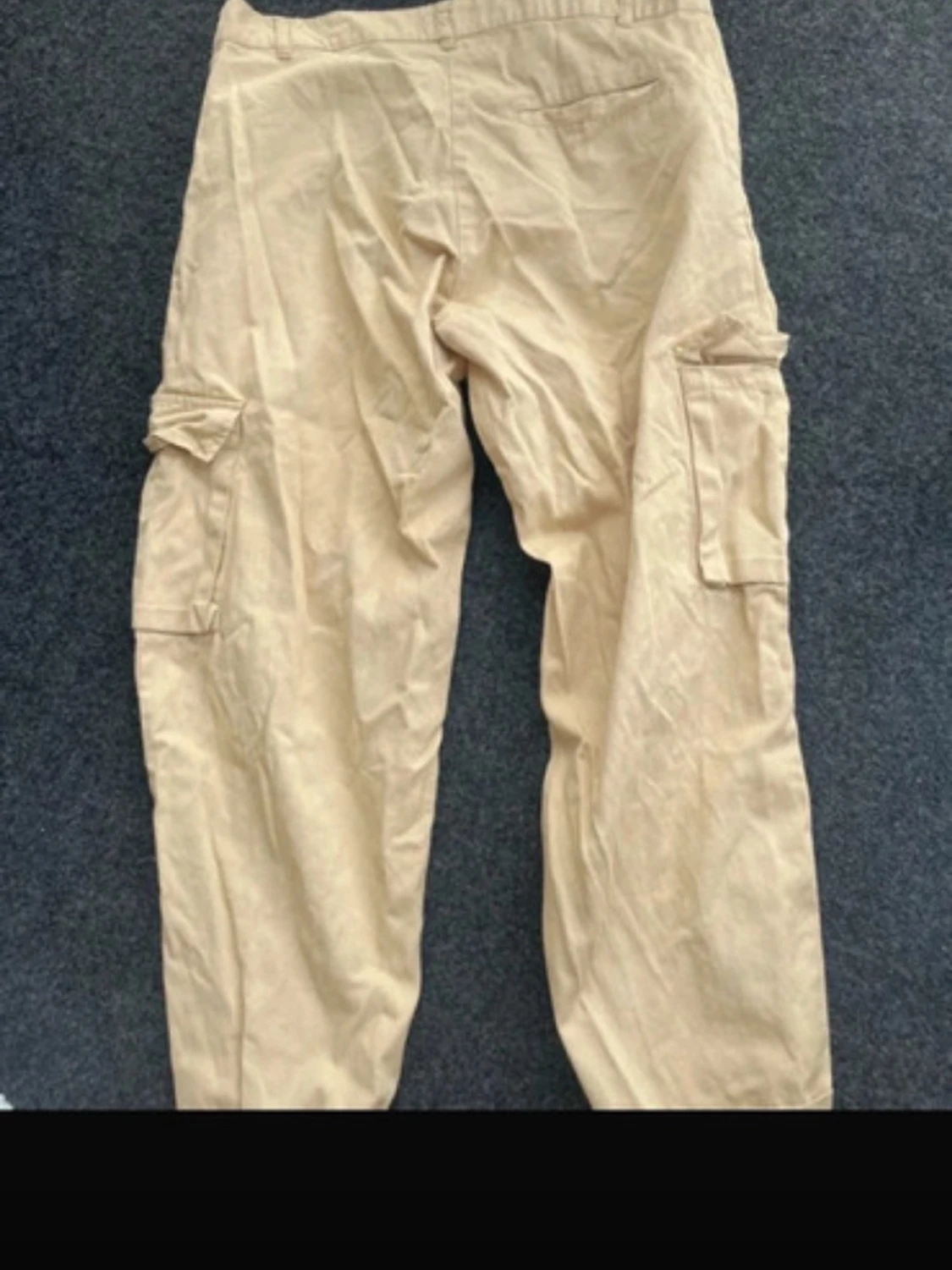 Beige cargobyxor med fickor - 1