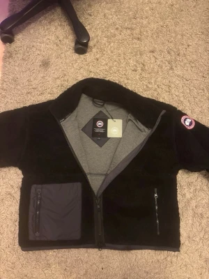 svart canada goose fleece tröja - storlek M