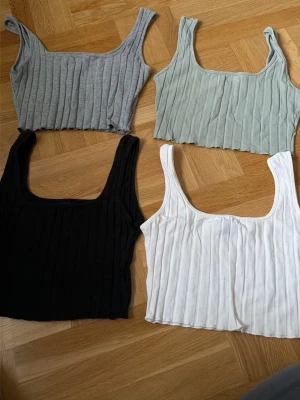 Fyra ribbade linnetoppar i olika färger - Alla är som oanvändbara. Skriv iaf du bara vill ha 1/2/3, du väljer. Så löser vi det. 