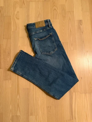 Jack & Jones jeans - Riktigt feta Jack & Jones jeans i L 34 W 30. Jeansen är i toppskick och har inga skavanker allts. Vid frågor om bilder eller liknande är det bara att fråga😃💛