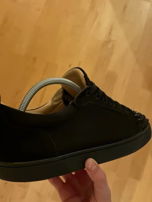 En Christian Louboutin sko - Säljer en Christian Louboutin sko i väldigt fint skick. Som sagt så är det bara en sko som säljs som en reservdel därav priset. Storlek 40. Skriv till mig om ni har några fler frågor!