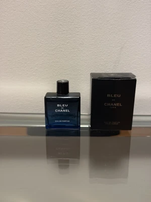 Miniture parfymer  - Jag säljer 3st mini märkesparfymer som kostar 100kr styck. Alla är 100% fulla. Blue de Chanel är 10ml, tom Ford lost cherry är 7,5ml och Viktor & Rolf flowerbomb är 7ml. Flowerbomben är en tjejparfym, lost cherry är unisex, och blir de Chanel är en herrparfym. Skriv till mig om ni har några mer frågor!