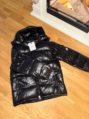 Moncler maya -  Säljer nu denna helt nya Maya-jackan i färgen svart. Strl M. Bara att skriva ett meddelande vid intresse!
