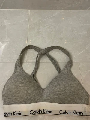 Grå vadderad bh från Calvin Klein - Vadderad bh från Calvin Klein 