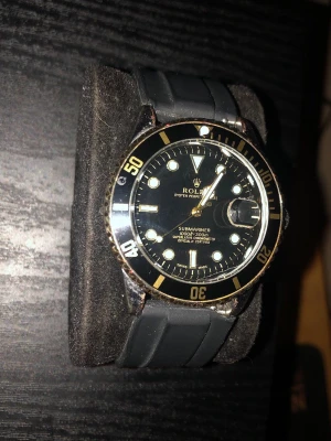 Svart och guld-färgad klocka med svart nytt dykararmban - Armbandet är helt nytt. Den väger bra och är i som ny!