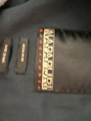 Svart jacka från Napapijri - Säljer en svart jacka från Napapijri med broderad norsk flagga på magen.