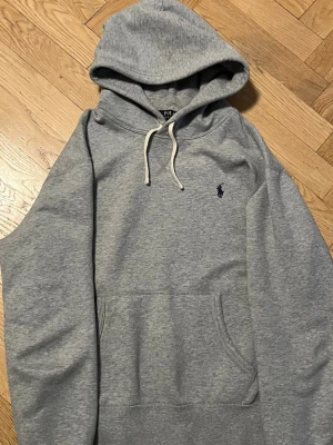 Grå hoddie polo ralph lauren - Grå hoddie från polo ralph lauren storlek M. Väldigt bra kvalitet och stilren för en bra vardagslook. Nypris ca 1300. Pris kan diskuteras 