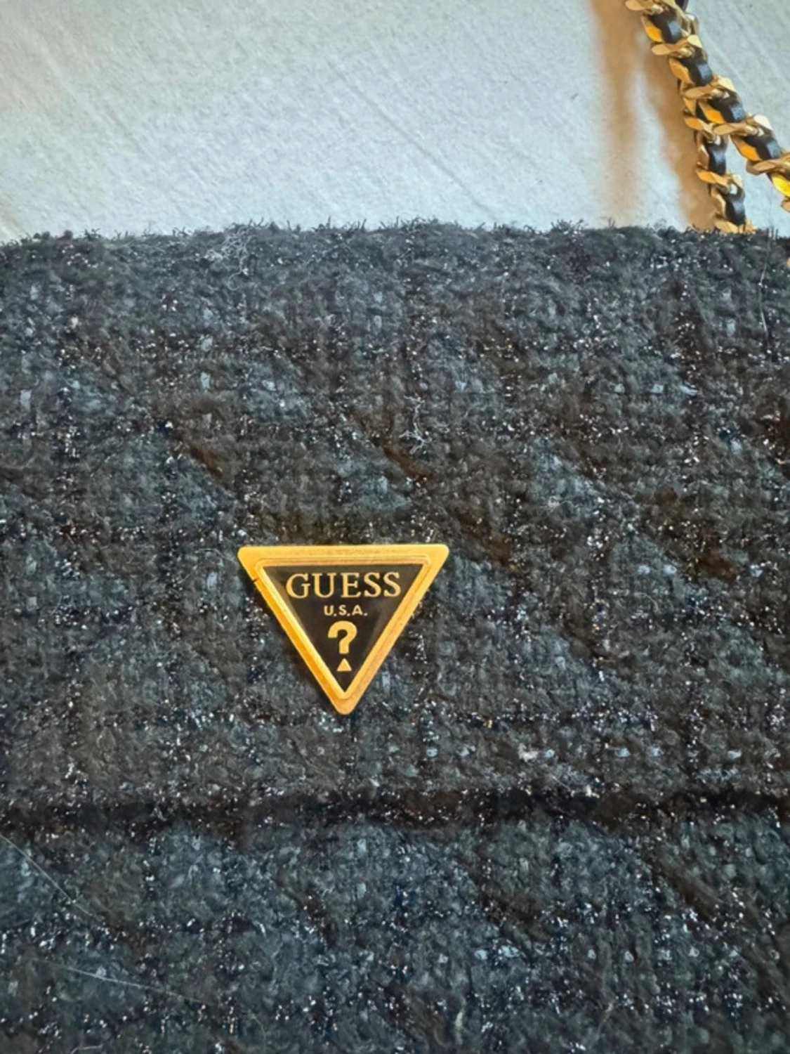 Svart axelremsväska från Guess - 1
