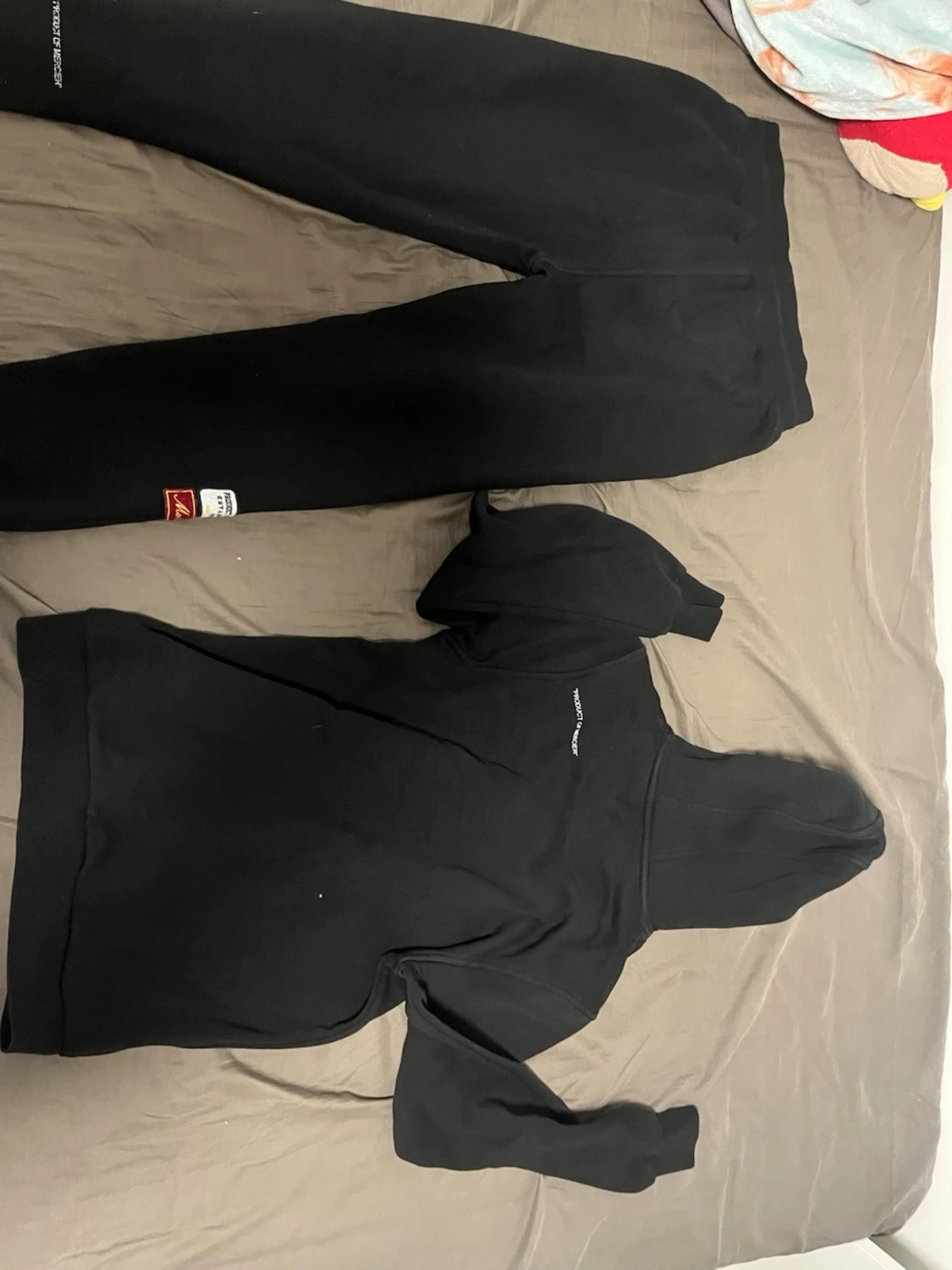 Svart set med patchar från Represent - 1