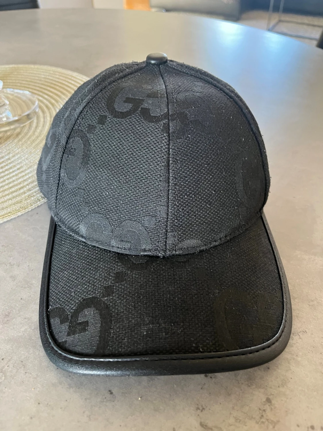 Svart keps från Gucci med GG-mönster