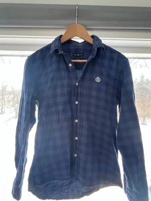 Skjorta Henri Lloyd - Säljer denna skjorta från Henri Lloyd då den inte passar längre | storleken är Small men passar också Xs