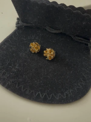 Tory Burch örhängen - Snygga små örhängen från Tory Burch. Skit snygggga 