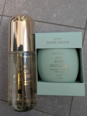 Posh Pistachio parfymmist & handkräm - Set med Posh Pistachio bodymist och matchande handkräm från H&M. Doftnoter av bergamott, pistage och tonkaböna. Båda är helt nya och oöppnade. Bodymisten är 100 ml och handkrämen 50 ml. 100 kr för båda. 