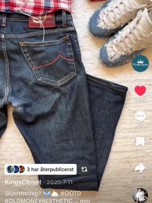 Jacob Cohën 688 - Ett par Jacob Cohën jeans med röda detaljer och en extremt snygg tvätt! | Passar 30/30 | Några små lagningar i grenen som inte syns vid användning. | Hör av er vid frågor!