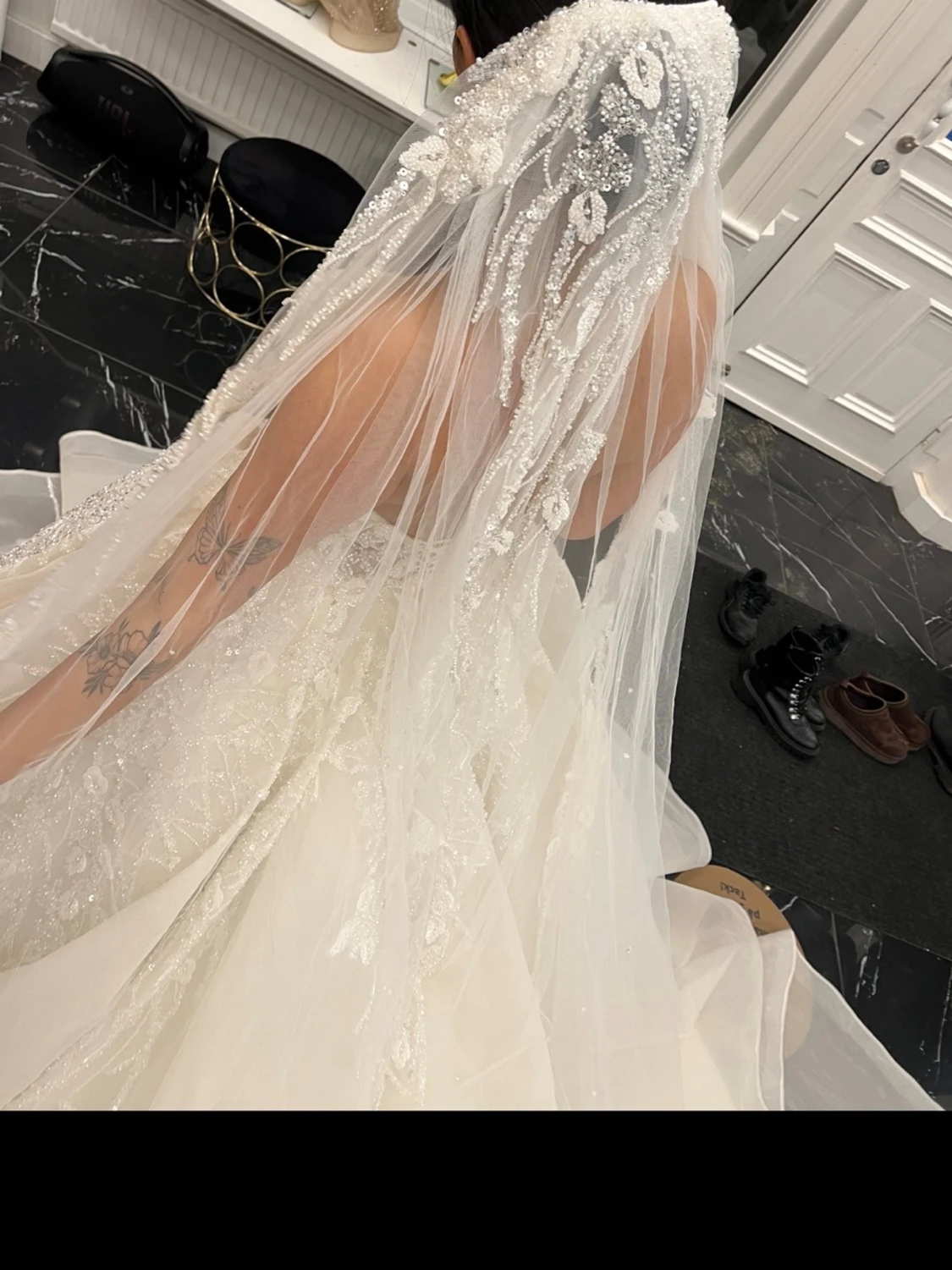 Vit brudslöja med pärlbroderi - 1