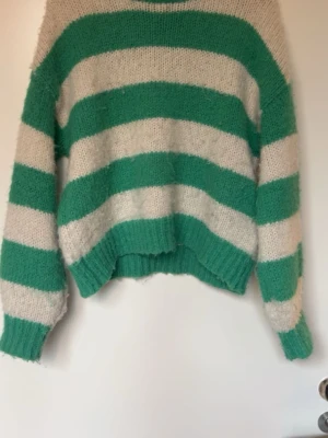 Grön/vit stickad tröja  - Säljer denna fina stickade tröjan från vero moda, köpt second hand och använt ganska mycket men i jättefint skick! Bara att skriva vid fler frågor!