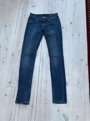 Blå skinny jeans tiger of Sweden  - Snygga blå raka jeans och klassiska fem fickor. Jeansen har en lätt tvättad look och raka ben. Perfekta för en avslappnad och trendig stil. Tillverkade i denim med kontrastsömmar.