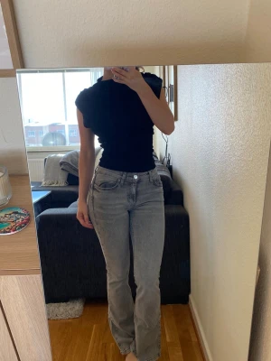 Gina tricot jeans - Jättesnygga jeans från gina tricot i modellen petite❤️ Jag är 157cm och de passar mig bra i längden. De är väldigt stretchiga