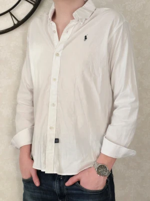 Ralph Lauren skjorta - Supersnygg Polo Ralph Lauren skjorta i storlek Medium. Sitter superbra på mig som är 180 cm och väger ca 73 kg. Hör av dig om du undrar något! ✨️