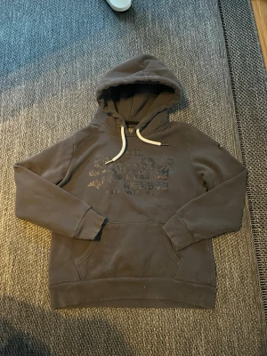 Superdry hoodie, storlek S - Säljer en rikitgt schysst superdry hoodie i storleken S. Bara att höra av er vid frågor😃