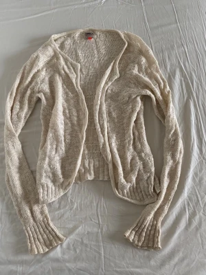 cremefärgad stickad långärmad kofta från ONLY - passar storlek s