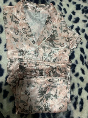 Rosa blommig satinpyjamas set - Rosa blommig satinpyjamas set, oanvänd. Storleken L. 