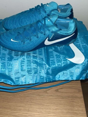 Blå Nike phantoms fotbollsskor - Säljer fotbollsskor i storlek 42.5 elites vid fler frågor skriv privat