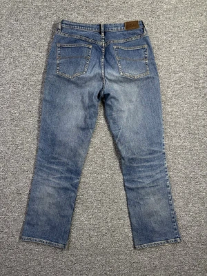 Vintage LL.Bean Jeans – Y2K – Baggy Loose Fit – 90s Workwear - Feta vintage LL.Bean jeans med loose/baggy fit och klassisk 90s/Y2K workwear-känsla 🔥 • Märke: LL.Bean • Passform: Baggy / Loose fit • Vintage • Y2K / 90s vibe • Tjock och slitstark denim Perfekta om du gillar bredare ben och relaxed siluett. Sitter riktigt snyggt över sneakers eller boots. Defekter finns och visas tydligt i bilderna – inget som påverkar funktionen men bidrar till den autentiska vintage-looken. 📏 Måtten visas i bilderna. Skick: Vintage skick – se bilder noga.