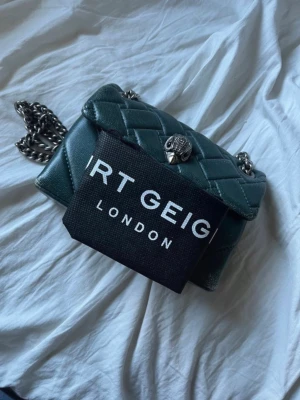 Kurt geiger väska - Säljer denna fina väskan, slitage visas på bilder ❤️