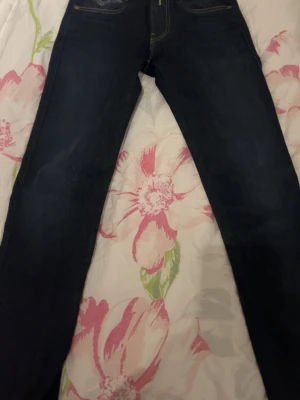 Replay anbass hyperflex - Snygga mörkblå slim fit jeans från Replay, använt dem två gånger annars bara legat i min garderob. W27 L32