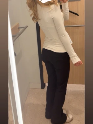 Svarta cheap monday jeans - Säljer mina svarta Low booty bei jeans från cheap monday (Weekday) i storlek 27/30. Passar xxs-xs. Har låg midja och bra passform ❤️❤️