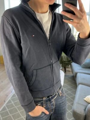 Zip tröja mörkblå  - Simpel och väldigt snygg! Mått: A:51 B:50 C:46 D:65 (cm) Skriv vid fundering 😇✌️