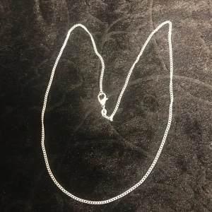 925 Silverfärgat halsband  ( stämplade)  - Säljer ett stilrent och enkelt silverfärgat halsband med en klassisk kedjedesign. Perfekt för både vardag och festliga tillfällen. Halsbandet har en säker karbinhake som gör det lätt att ta på och av. Passar bra att bära som det är eller med ett hänge för en personlig touch.  Stlk kvar 16,18,20 tum 99kr/st                          22, 24,26 och 28 tum 129kr/st 