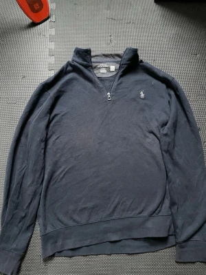 Mörkblå halvzip från Polo Ralph Lauren - Mörkblå långärmad tröja från Polo Ralph Lauren med halv dragkedja, är tillverkad i mjukt bomull och ull. Säljer då den inte passar mig längre. Nypris 2400kr