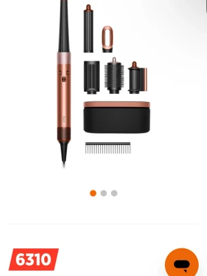 Dyson Airwrap multistyler koppar/svart - Multistyler från Dyson i koppar och svart med flera utbytbara tillbehör för att locka, torka och borsta håret. Setet innehåller olika borstar, locktillbehör, förvaringsbox och kam. Perfekt för dig som vill styla håret på olika sätt.