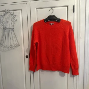 Röd stickad UNIQLO tröja - Säljer en röd-orange stickad UNIQLO tröja som tyvärr inte kommer till användning. Storleken (XL) är inte verklighetstrogen, utan tröjan passar mig som vanligtvis har S/M.