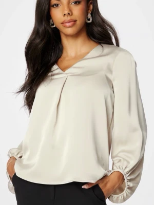 Beige satinblus med v-ringning - Säljer en jättefin beige blus, som är i ett jättefint skick. Använd ett fåtal gånger 💕