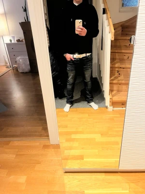 Svart hoodie - Stilren svart hoodie som är både skön och lägger sig perfekt på axlarna🌟Tröjan är köpt från kidsbrandstore🛍️