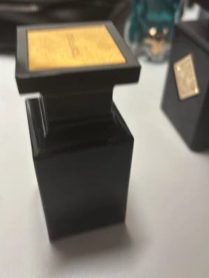 Tom Ford Tobacco Vanille EdP 50 ml - Tom Ford Tobacco Vanille Eau de Parfum i en elegant svart fyrkantig flaska med guldfärgad etikett och lock. Flaskan rymmer 50 ml och har en lyxig, modern design som känns exklusiv och tidlös. Perfekt för dig som gillar djupa, varma dofter med inslag av tobak och vanilj.