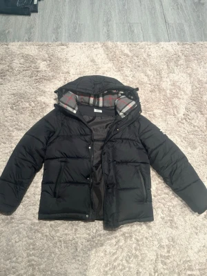 Burberry Jacka - Säljer nu en burberry jacka för ett riktigt bra pris hör av er vid minsta lilla. Pris kan diskuteras… Vid snabb affär 