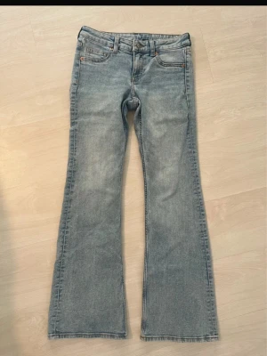 Ljusblåa lågmidjade bootcut jeans - Nyskick! 