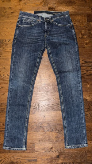 Dondup Jeans George  - Dondup Jeans George! Trendigaste jeansen på marknaden.  Ny pris=4000 kr Säljs för 899 kr         (Modellen har original slitningar från fabrik vilket är väldigt eftertraktat och populärt)