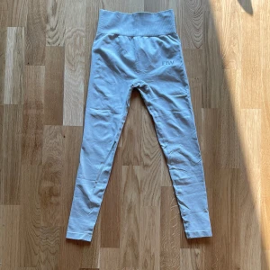 Grå träningstights  ICANIWILL - Säljer ett par ljusgrå leggings från ICANIWILL. Enbart testade, i nyskick.