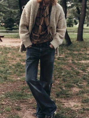 Blå raka jeans - Säljer ett par blå raka jeans från Zara i storlek 34. Knappt använda