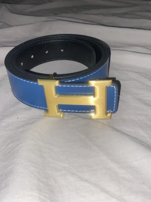 Blått bälte som du kan ha i svart också. 110 cm riktigt skön - Säljer ett blått bälte som du kan ha i svart också. 110 cm som är riktig skön