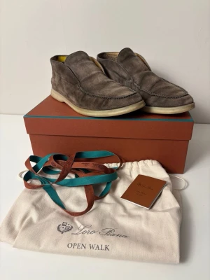Loro Piana openwalk - Säljer dessa sjukt snygga Loro Piana openwalk! Väldigt eftertraktade skor! Skorna är i fint skick! Bytt innersula och lite täcken på användning i kolla bilder! Kommer med alla tillbehör!