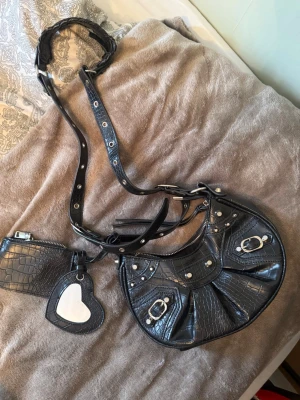 Väska  - Väska från EGO, en riktig Balenciaga-dupe. Mycket fint skick. 