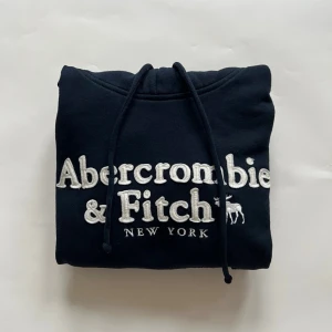 Abercrombie & Fitch hoodie - Säljer denna stilrena Abercrombie & Fitch tröja! | skicket är grymt, den är knappt använd | storlek S men sitter som XS | vid funderingar eller diskussion om pris är det bara att höra av sig!🤩🤝