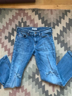 Lågmidjade jeans - Jeans som tyvärr är för små! Har rivmärken och är från Lee🥰